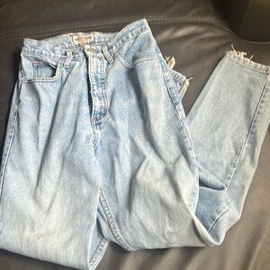Guess jeans. Size 29. Authentic from the 90s. Waist is small.